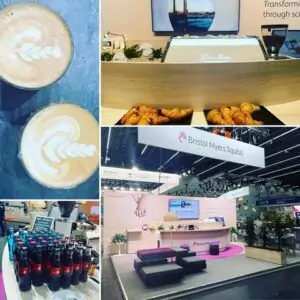 Latte Art, Siebträgermaschine mit Croissants und Messestand von Bristol Myers Squibb beim DGP-Kongress im CCD Congress Center Düsseldorf