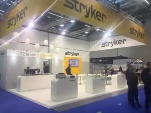 Großer Messestand von Stryker mit Kaffeebar bei der DWG-Jahrestagung in Stuttgart