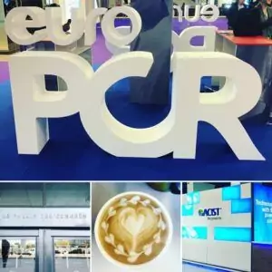 EuroPCR-Schriftzug, Palais des Congrès in Paris, Cappuccino mit Latte-Art-Herz und Messestand von ACIST