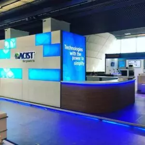 Geschwungene Barista-Theke mit blauer Beleuchtung am Messestand von ACIST auf der EuroPCR in Paris