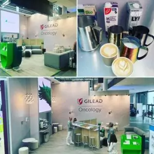 Stand von Gilead Oncology mit Barista-Bar, Milchkännchen und Latte Art bei einem Fachkongress in München