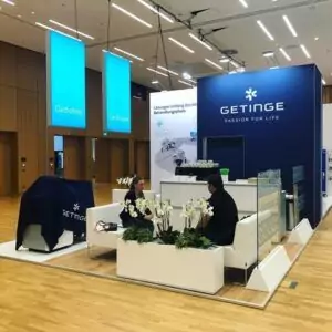 Messestand von Getinge mit Lounge und Kaffeebar bei einem Fachkongress in Wiesbaden