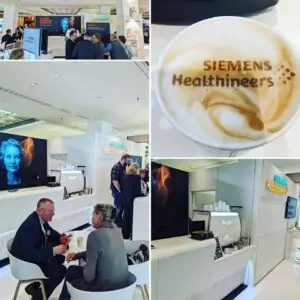 Kaffeebar am Stand von Siemens Healthineers bei der Jahrestagung NuklearMedizin im Congress Center Leipzig, Cappuccino mit Logo-Druck